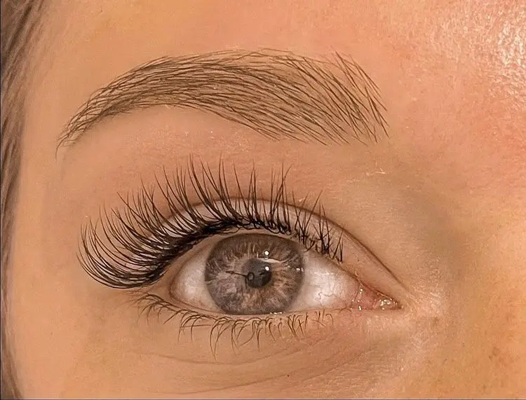 Extensions de cils pose cil à cil