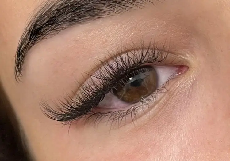 Extensions de cils pose mixte